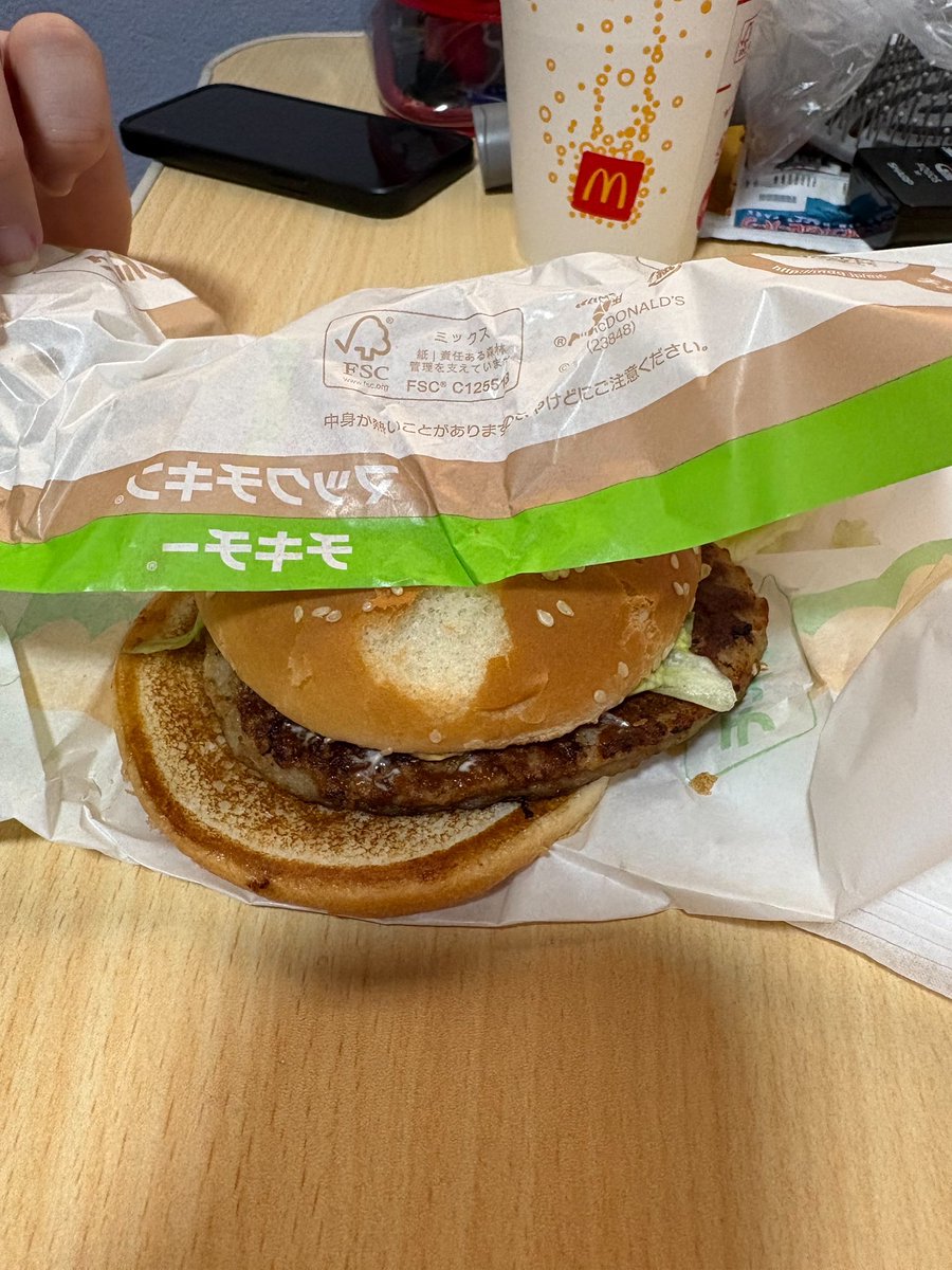 118739_A's tweet photo. マックチキン頼んだら
謎バーガーが届きました https://t.co/YarNMR5FtD