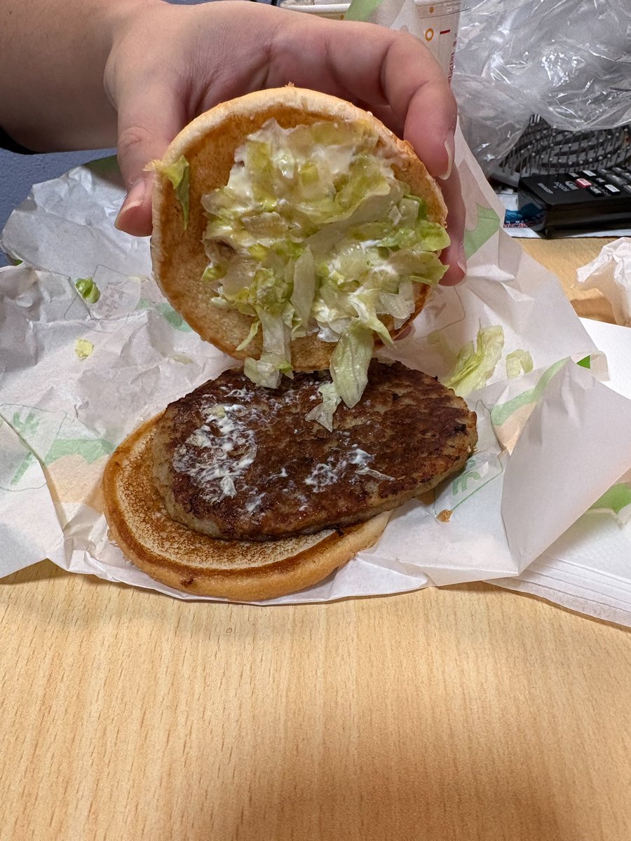 118739_A's tweet photo. マックチキン頼んだら
謎バーガーが届きました https://t.co/YarNMR5FtD