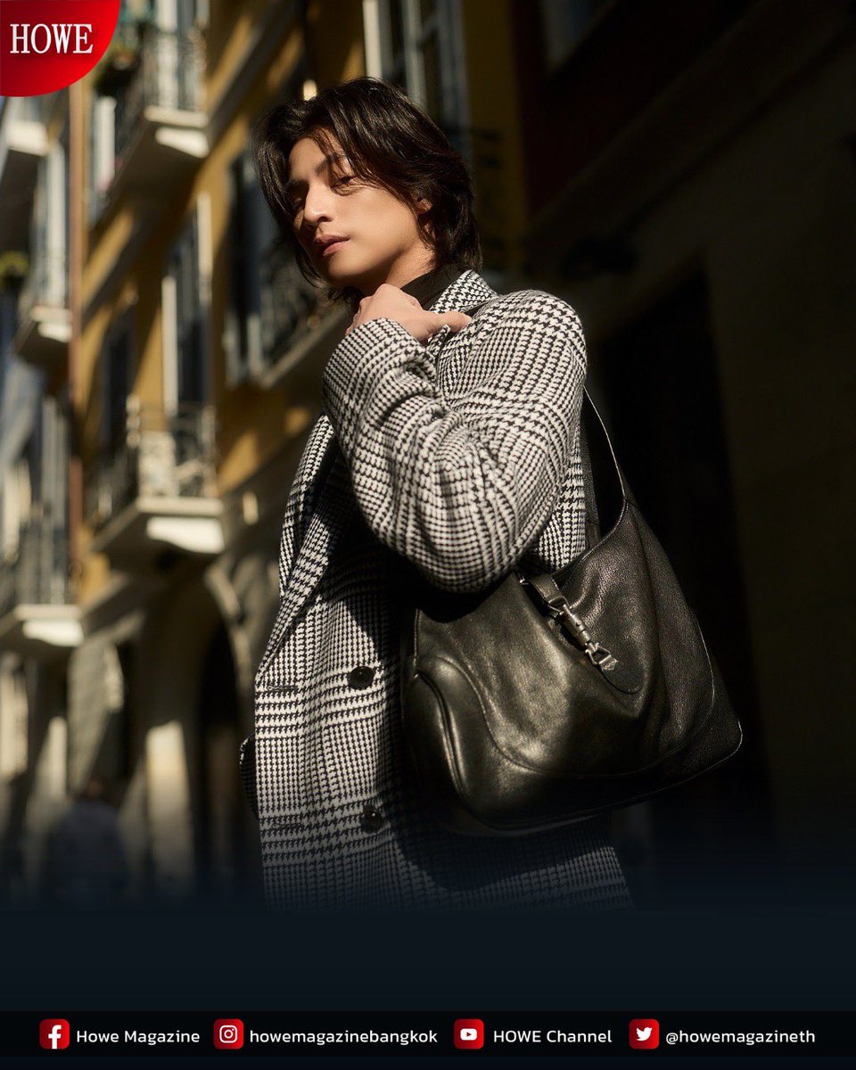 howemagazine_th's tweet photo. “กลัฟ-คณาวุฒิ” #GulfKanawut ถ่ายทอดเสน่ห์สุดอบอุ่นในแบบฉบับหนุ่ม Gucci ผ่านลุค Cocco di Mamma จากคอลเล็กชัน La Famiglia
.
กลัฟสวมเสื้อแขนยาวคอเต่าสีดำ จับคู่กางเกงผ้าฝ้ายเดนิมฟอกสีตกแต่งด้วยสัญลักษณ์ Horsebit พร้อมด้วยเสื้อโค้ทผ้าวูลลาย Prince of Wales สีขาว–ดำ ประดับด้วยเข็มกลัด Gucci Crest คอมพลีทลุคด้วยกระเป๋า รุ่น Jackie 1961 และรองเท้า Horsebit Loafer หนังสีดำ
.
เรียกได้ว่าเป็นการปิดท้ายทริปสำคัญด้วยลุคที่ผสมผสานความคลาสสิกของแบรนด์เข้ากับเสน่ห์หล่อละมุนได้อย่างลงตัว ตอกย้ำบทบาทในฐานะ Gucci Brand Ambassador ในสไตล์ร่วมสมัยและไอคอนิกเฉพาะตัวของกลัฟอย่างชัดเจน
.
#GucciPrimavera #MFW26
#Gucci #HOWEMAGAZINE