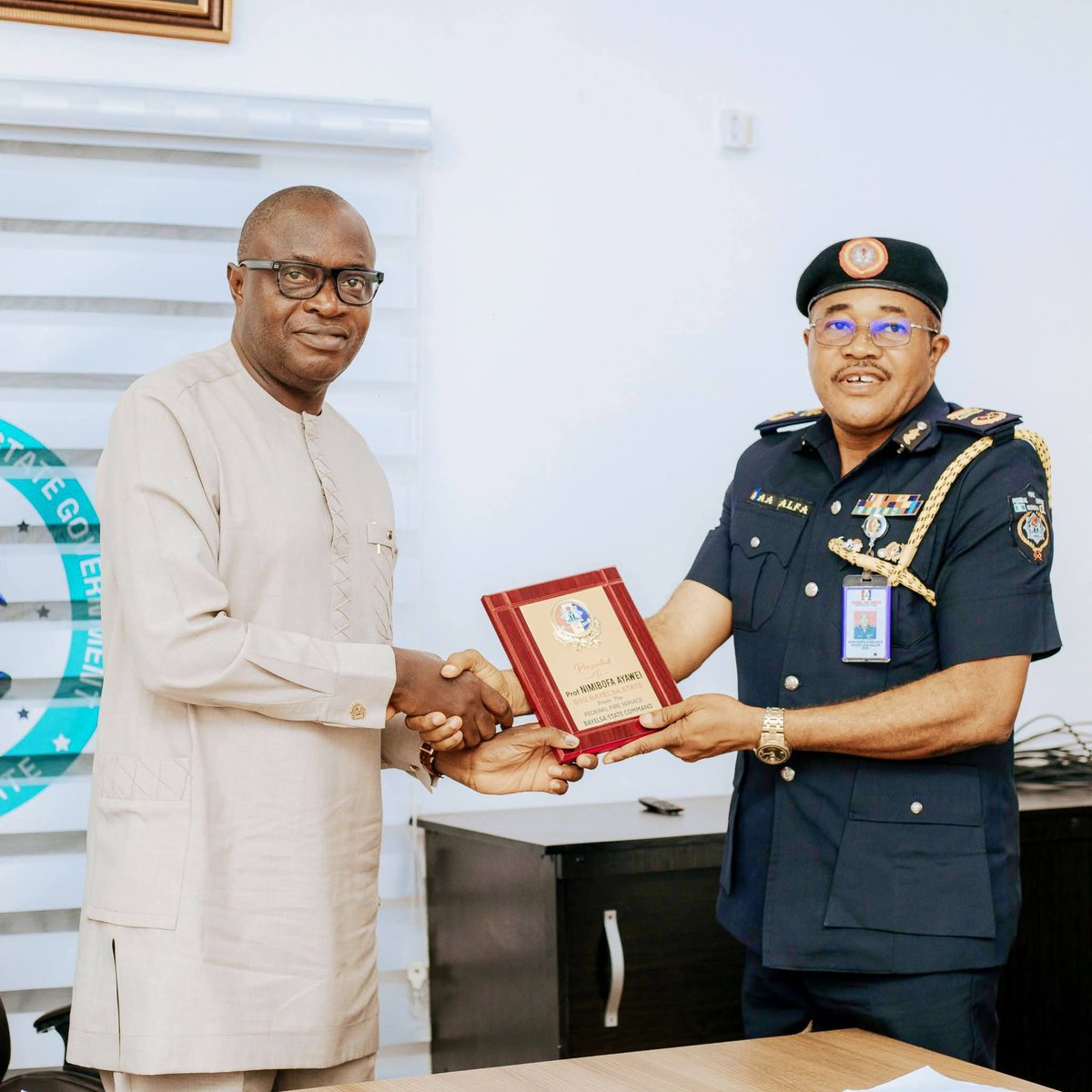 OfficialNAyawei's tweet photo. I received in my office the Controller of the Federal Fire Service, Mr. Alfa Abdulahi, and the Controller of Correctional Services, Bayelsa State, Mr. Eke C. Eke (Fsi), on a courtesy visit to the State Government. https://t.co/vlC9V4CIdu