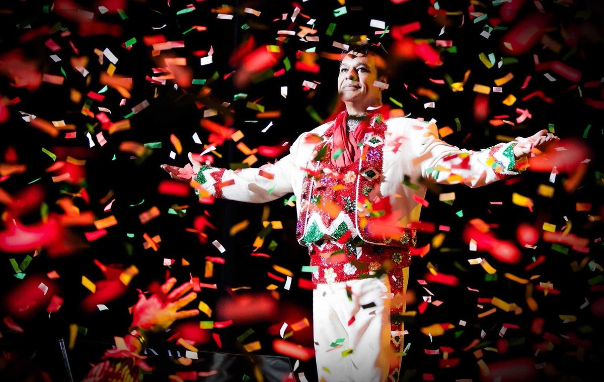 ErnestoLechner's tweet photo. Con la música de Juan Gabriel fue un romance inesperado. A fines de los 90 y principios de los 2000, el Los Angeles Times me pedía que cubriera todos los recitales latinos importantes de la ciudad; a veces 3 ó 4 por semana. Así lo vi a Juanga, sin querer queriendo, año tras año, en una serie de conciertos inolvidables. Era imposible permanecer indiferente ante este maestro de las melodías esquivas, un divo total que en el escenario cautivaba a las multitudes con todo tipo de morisquetas y artilugios melodramáticos (mi favorito era cuando hacía una cruz imaginaria en el aire con cara solemne).
Me tenía sin cuidado que fuera gay o no; no fui como algunos de mis colegas amarillistas que dejaban esa pregunta para el final. Me encantaba su mística andrógina, la textura rasposa de su voz y ese instinto autodidacta del carajo que tenía para sacar éxitos de la galera.
Entrevistarlo era casi imposible, pero finalmente se dio. Fue al final de uno de esos conciertos épicos y nos sentamos en el backstage mientras un asistente le daba un masaje de pies. Un contexto barroco, ciertamente, pero charlamos un largo rato sobre su vida, su método intuitivo para componer canciones, y hasta me tarareó un tema de Javier Solís. Sentí tristeza al despedirnos, pero me dijo que habría muchas charlas más. Lamentablemente, ese no fue el caso.
Extraño esa época. Siento que el presente de la música latina es rico y emocionante, pero al mismo tiempo es cierto que cuando era más joven pude vivir un cierto auge, una inocencia que a veces emerge cuando escucho la grabación en concierto de “Así fue”, mi favorita de Juanga.
Una cosa es innegable: desde que nací, la música de México y yo teníamos pendiente encontrarnos.
Y cuando finalmente pasó, por una de esas cosas del destino, fui muy feliz.
https://t.co/5ICed3ky9l
#Mexico