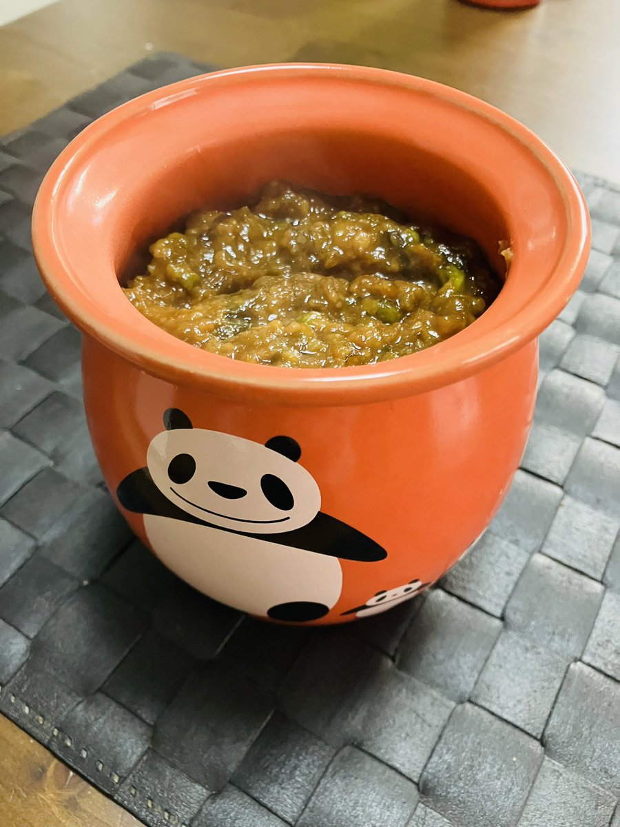 スーパーに蕗の薹出てた
おぉ春だねぇ…と近寄り値段見て「うぉ」って声出た

たっか…９個でこれ…？

蕗の薹はうちの庭に生えてたから買ったことなかったし、蕗の薹味噌大好きな子供でした

無性に食べたくなって…
我慢できず買った。どうせ味噌にしたら日持ちするし3パック買った

…作り過ぎた