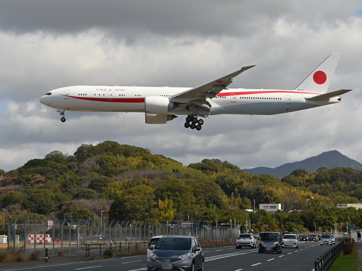 博多阪急に駅弁を買いにきただけなのに🫣

 #福岡空港
 #政府専用機