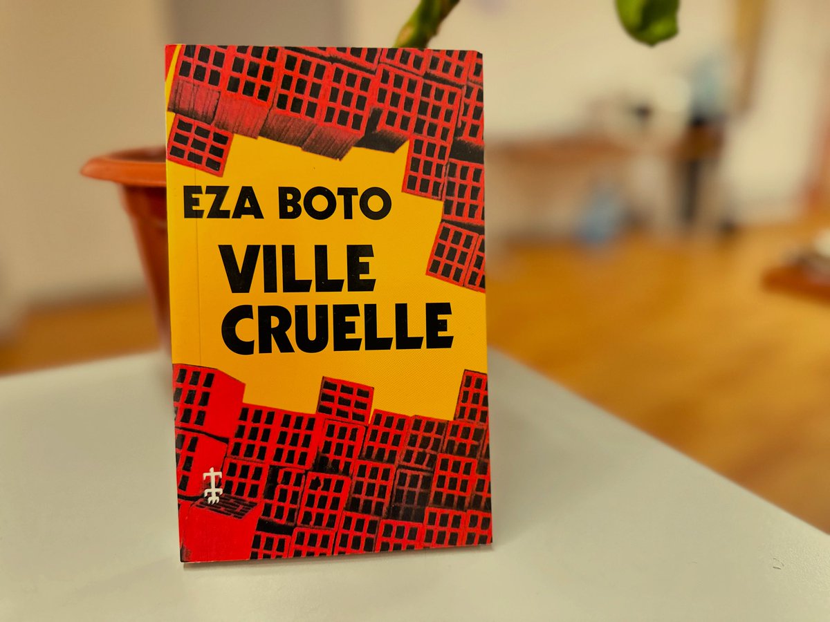 «Ville cruelle», d’Eza Boto.
Nouvelle lecture.

«Toute sa physionomie, sa bouche particulièrement, exprimait le dégoût des âmes généreuses, enclines à la rêverie. Il détourna aussi lentement son regard qu’il l’avait levé, enfouit sa tête dans l’oreiller jaunâtre et sale, comme à