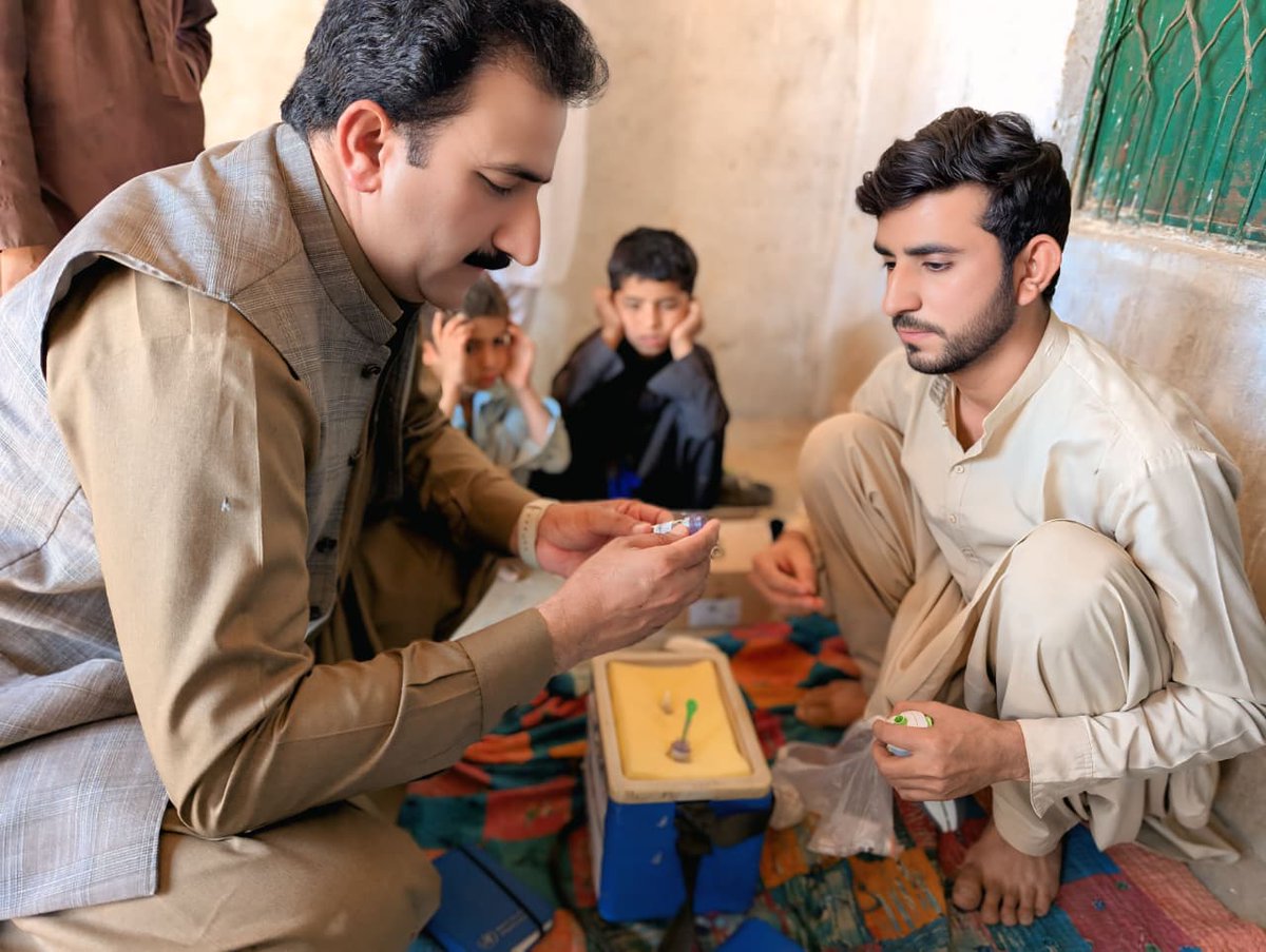 WHOPakistan's tweet image. .@WHO teams have been in the field supporting @PakFightsPolio &amp;amp; the Government of Balochistan to protect children from paralytic polio in priority areas with an additional shot of the injectable polio vaccine via a special needle-free jet injector.
Together, we can #EndPolio