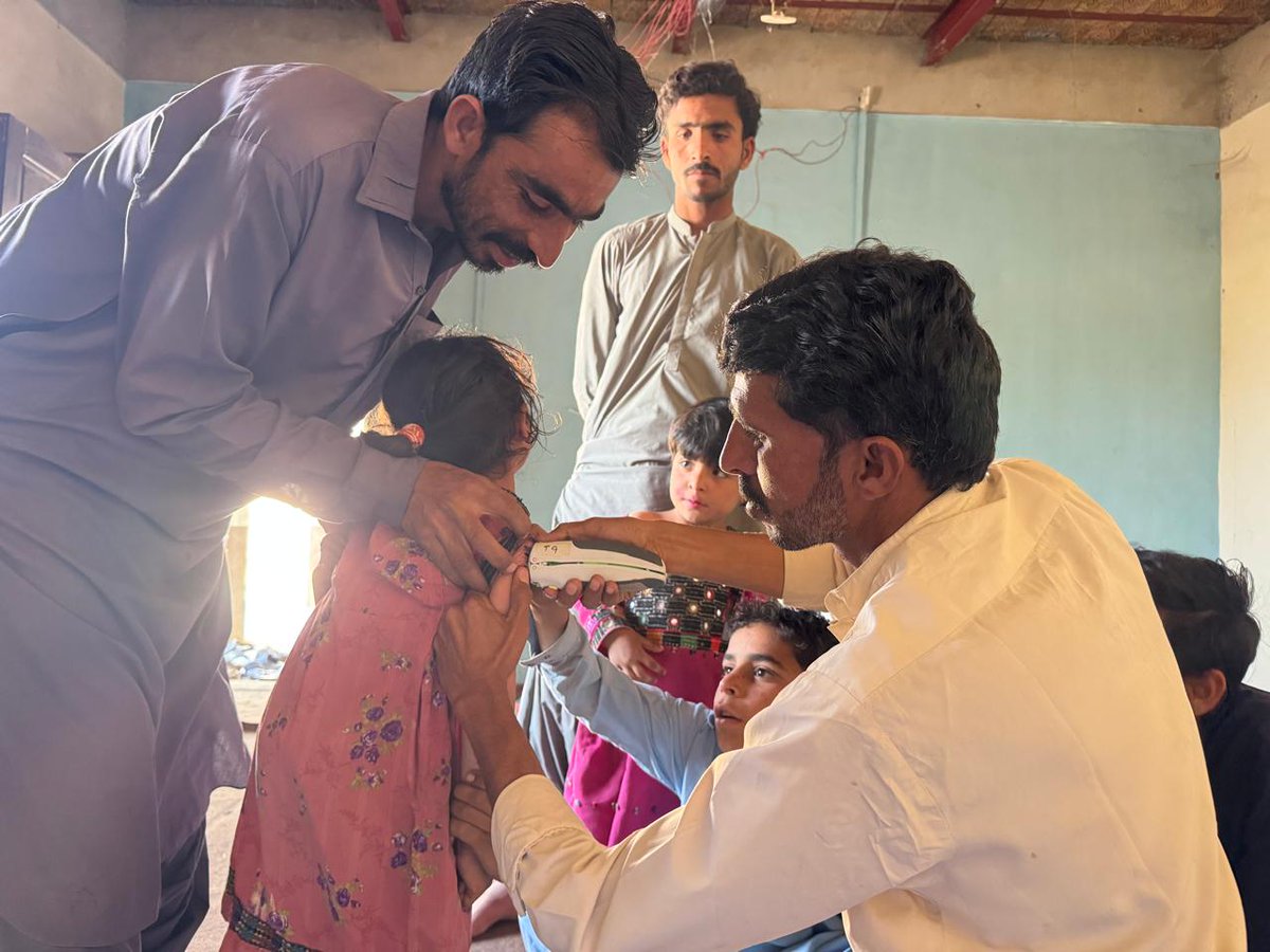 WHOPakistan's tweet image. .@WHO teams have been in the field supporting @PakFightsPolio &amp;amp; the Government of Balochistan to protect children from paralytic polio in priority areas with an additional shot of the injectable polio vaccine via a special needle-free jet injector.
Together, we can #EndPolio