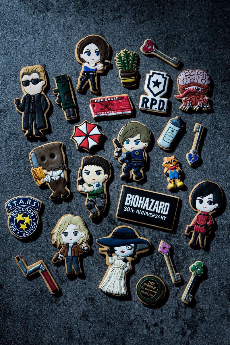 kathyanhy's tweet photo. To commemorate the 30th anniversary of the Resident Evil series, Capcom Store welcomes new collaborative products with Manna-Tanuki 🍬

This time, Capcom Store presents a line of products in collaboration with Manna-Tanuki, a popular Japanese content creator known for her detailed videos of miniature food modeling and clay art, who now combines the dark world of the saga with her "kawaii" style.

🔸 Product line and prices

- Clear file (3 types): ¥660 each
- Puffy stickers (2 types): ¥770 each
- Mascot (9 types): ¥1,210 each
- Square memo pad (2 types): ¥990 each
- Cup with lid (2 types): ¥3,520 each
- Shopping bag (2 types): ¥1,980 each
- T-shirt (2 types): ¥3,960 each.
- Collectible rubber keychain Vol. 1 (9 types): ¥660 each.
- Collectible rubber keychain Vol. 2 (9 types): ¥660 each.

🔸 Release date

- In-store and online: Friday, March 20, 2026 (holiday). Online sales will begin at 12:00 p.m.

#ResidentEvil #REBHFun #REBH30th #ResidentEvilRequiem #Capcom