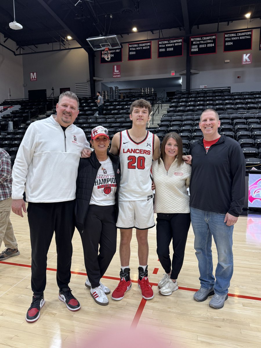 johnwaynebuzz's tweet photo. Vaughn makes it know the entire game that his Lancers will win!!
@HunterWalston35 @elibuzzard21 @MarahBuzzard https://t.co/bdaAtpgGCP