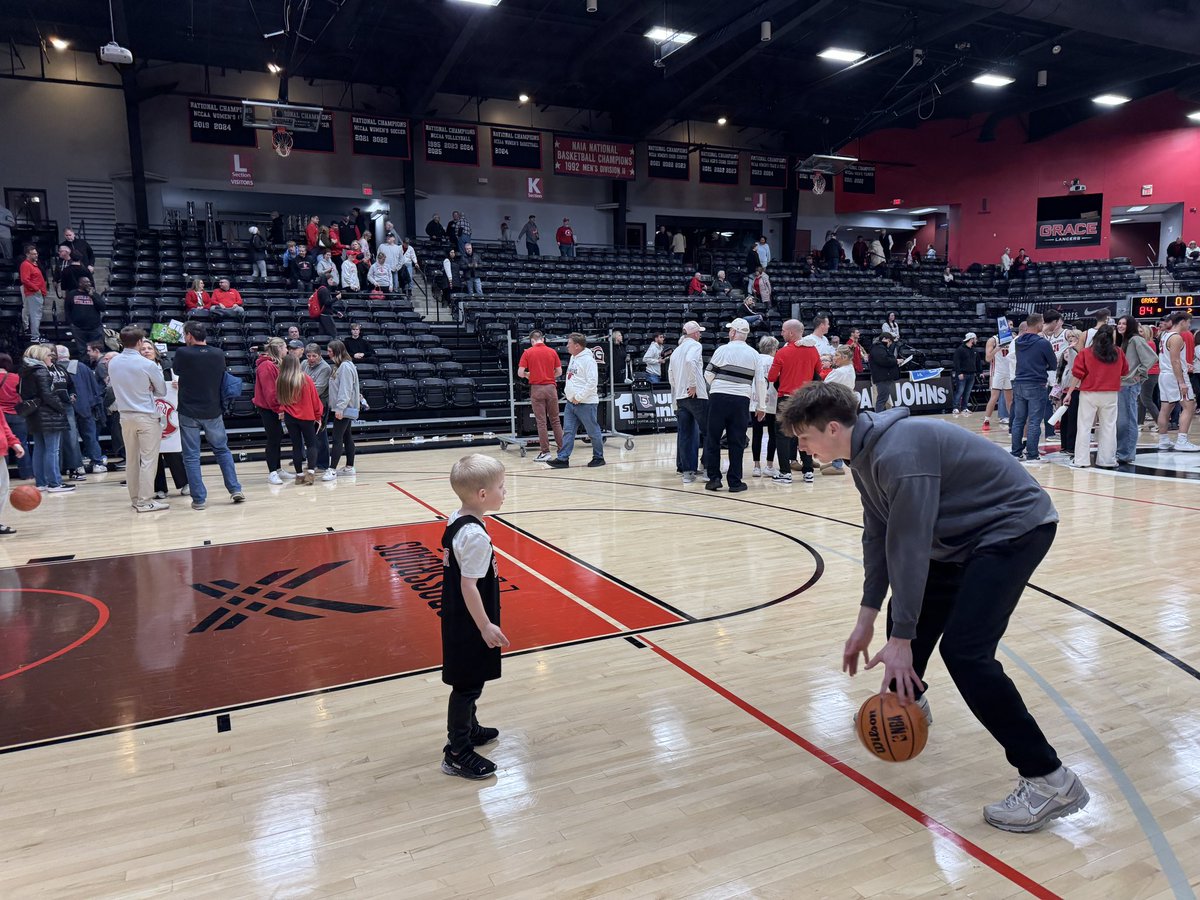 johnwaynebuzz's tweet photo. Vaughn makes it know the entire game that his Lancers will win!!
@HunterWalston35 @elibuzzard21 @MarahBuzzard https://t.co/bdaAtpgGCP