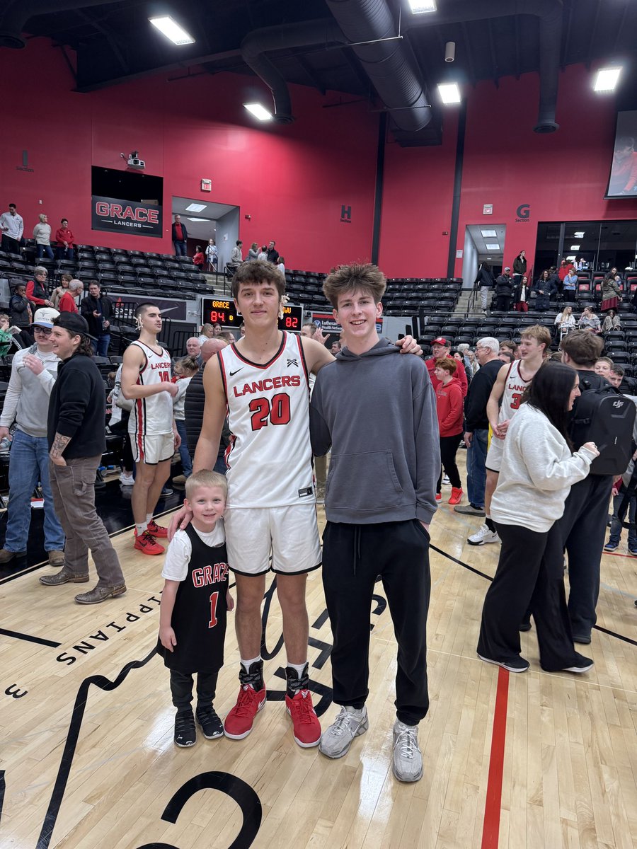 johnwaynebuzz's tweet photo. Vaughn makes it know the entire game that his Lancers will win!!
@HunterWalston35 @elibuzzard21 @MarahBuzzard https://t.co/bdaAtpgGCP