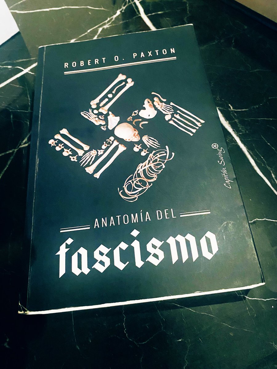 Conocer el origen y rasgos esenciales del Fascismo es fundamental ante el creciente e inquietante resurgimiento de este fenómeno en muchas partes del
Mundo. Robert O. Paxton , literalmente se mete a sus entrañas en la “Anatomía del Fascismo”.