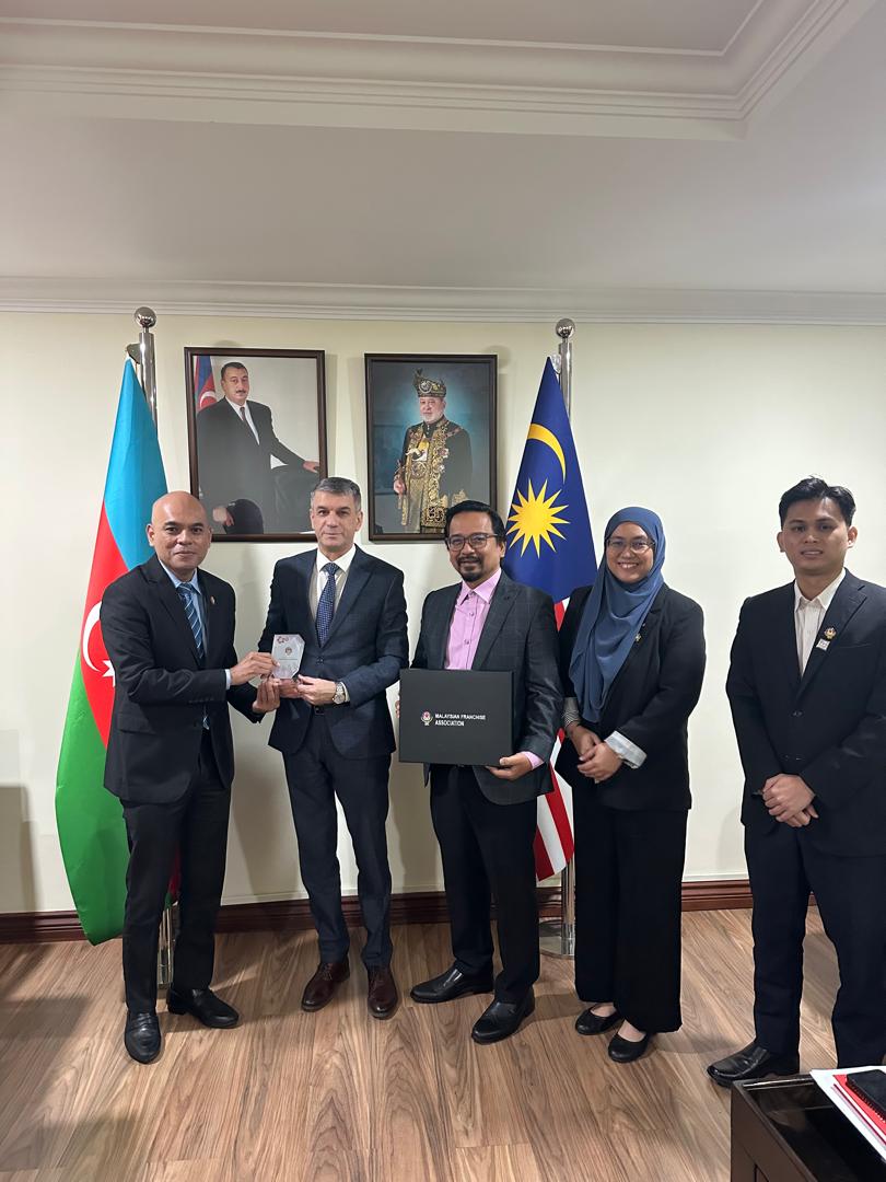 AzEmbMalaysia's tweet image. Ambassador Irfan Davudov @AzEmbMalaysia met with Mr. Kairul Azman Mohd Yusoh, Secretary General of the Malaysian Franchise Association to discuss strengthening #business ties, #franchise opportunities, and the upcoming annual Franchise International Malaysia-2026 #Exhibition