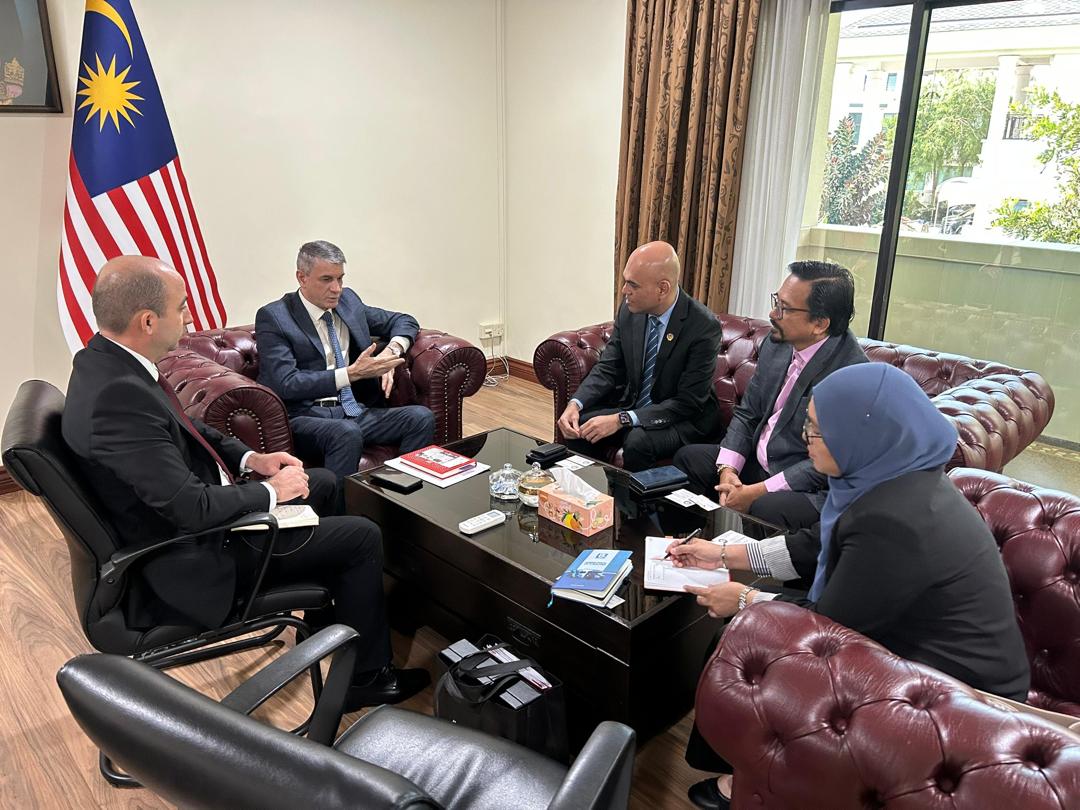 AzEmbMalaysia's tweet image. Ambassador Irfan Davudov @AzEmbMalaysia met with Mr. Kairul Azman Mohd Yusoh, Secretary General of the Malaysian Franchise Association to discuss strengthening #business ties, #franchise opportunities, and the upcoming annual Franchise International Malaysia-2026 #Exhibition
