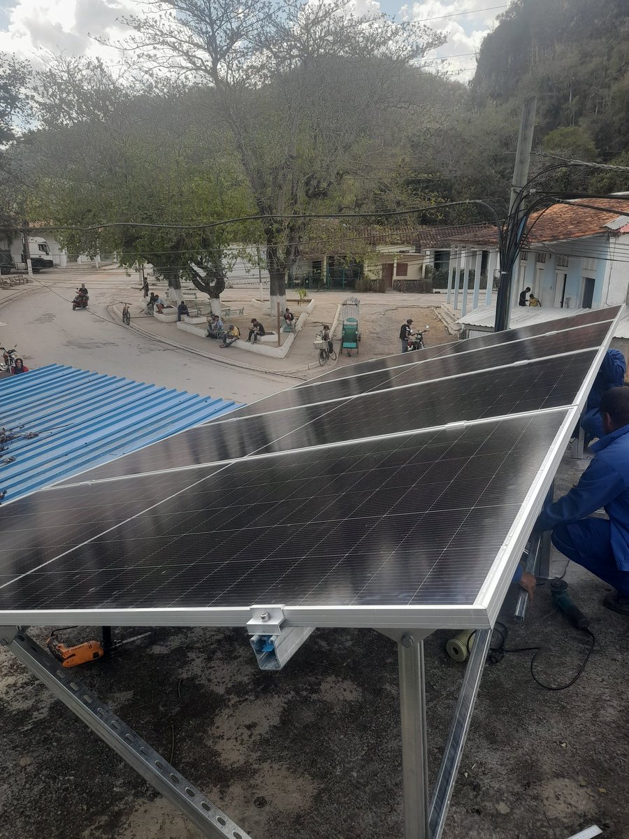 mijaelcs1985's tweet photo. En Sumidero municipio Minas de Matahambre, provincia #PinardelRío, nuestros trabajadores 👷‍♂️ laboraron en el montaje de sistema fotovoltaico 🌞 que permite garantizar la sostenibilidad de los servicios de telecomunicaciones ☎️🛜  en el territorio. https://t.co/QXKpM5qL6l