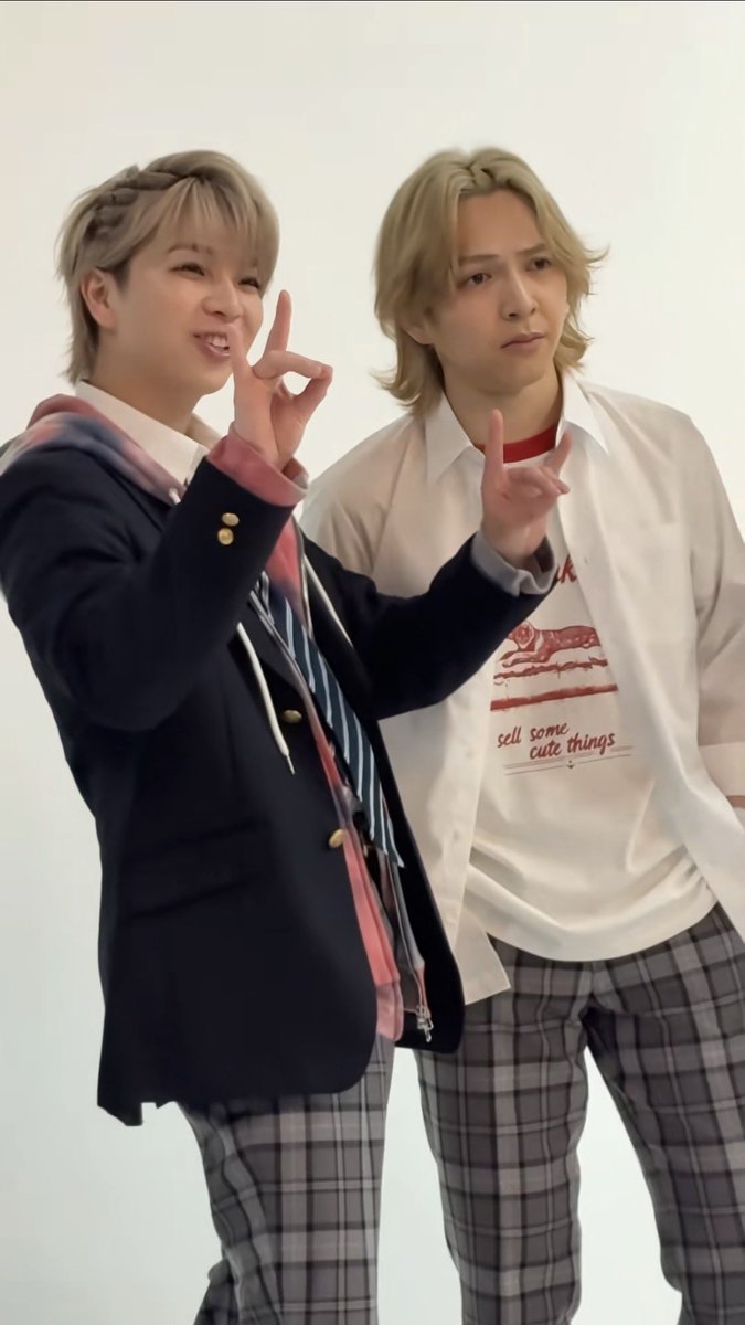 T149e's tweet photo. 素行は悪いけど成績の良さで先生を黙らせる兄と愛嬌だけで全てを乗り切ってきた弟 https://t.co/fEDYmUW3Lg