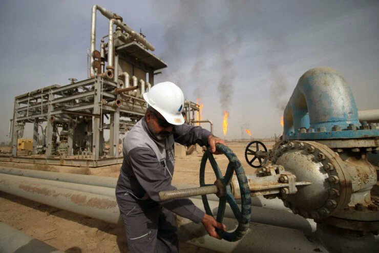 AxiomEnergyMP's tweet photo. Hormuz disruption is turning into real supply loss. Iraq has already cut ~1.5 million b/d as exports stall and storage fills. Without tanker access, reductions could exceed 3 million b/d within days. https://t.co/4ldUCuy1Te