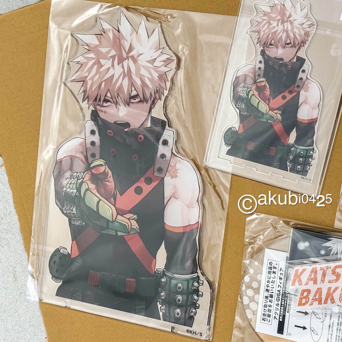 爆豪勝己のアクリルGIGAフィギュア・アクリルMEGAフィギュア・缶バッジ