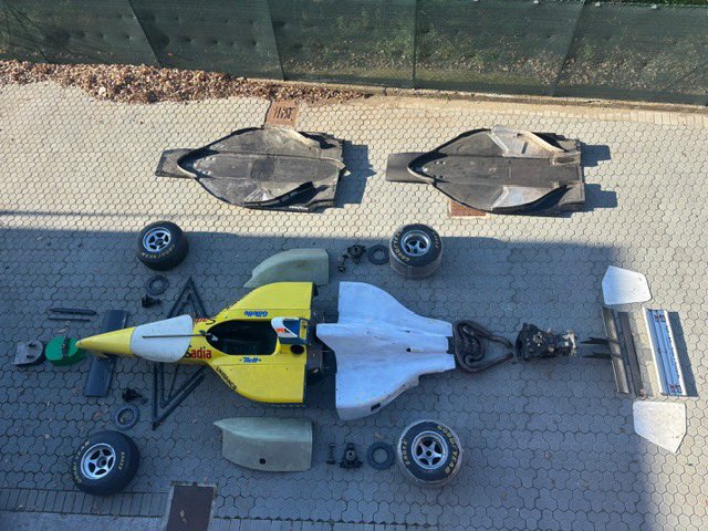 turboluca's tweet photo. @homersimo @UnracedF1 È mia l ho acquistata a pezzi ora la sto restaurando per farla diventare una show car. Sono appassionato anche io di F1 degli anni 90 primi 2000 e in modo particolare delle Forti da quando le vidi ad Imola per la prima volta nel 1995 https://t.co/erW6AEG0VQ