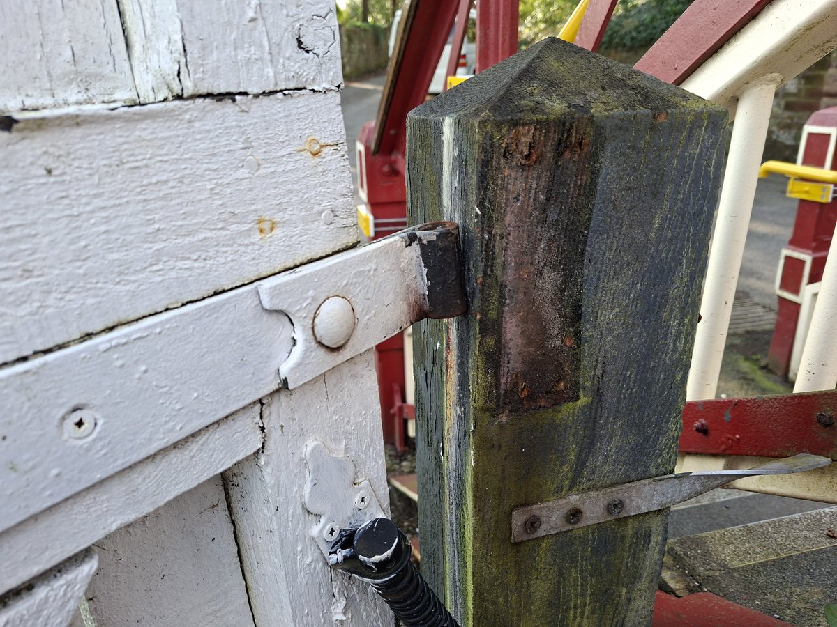 MrSamDixon's tweet photo. @northernassist the access gate to platform 2 at Wetheral has lost a hinge and is hanging off. Could someone attend to repair it please? Could do with a repaint too! https://t.co/3fLgyKvdcs