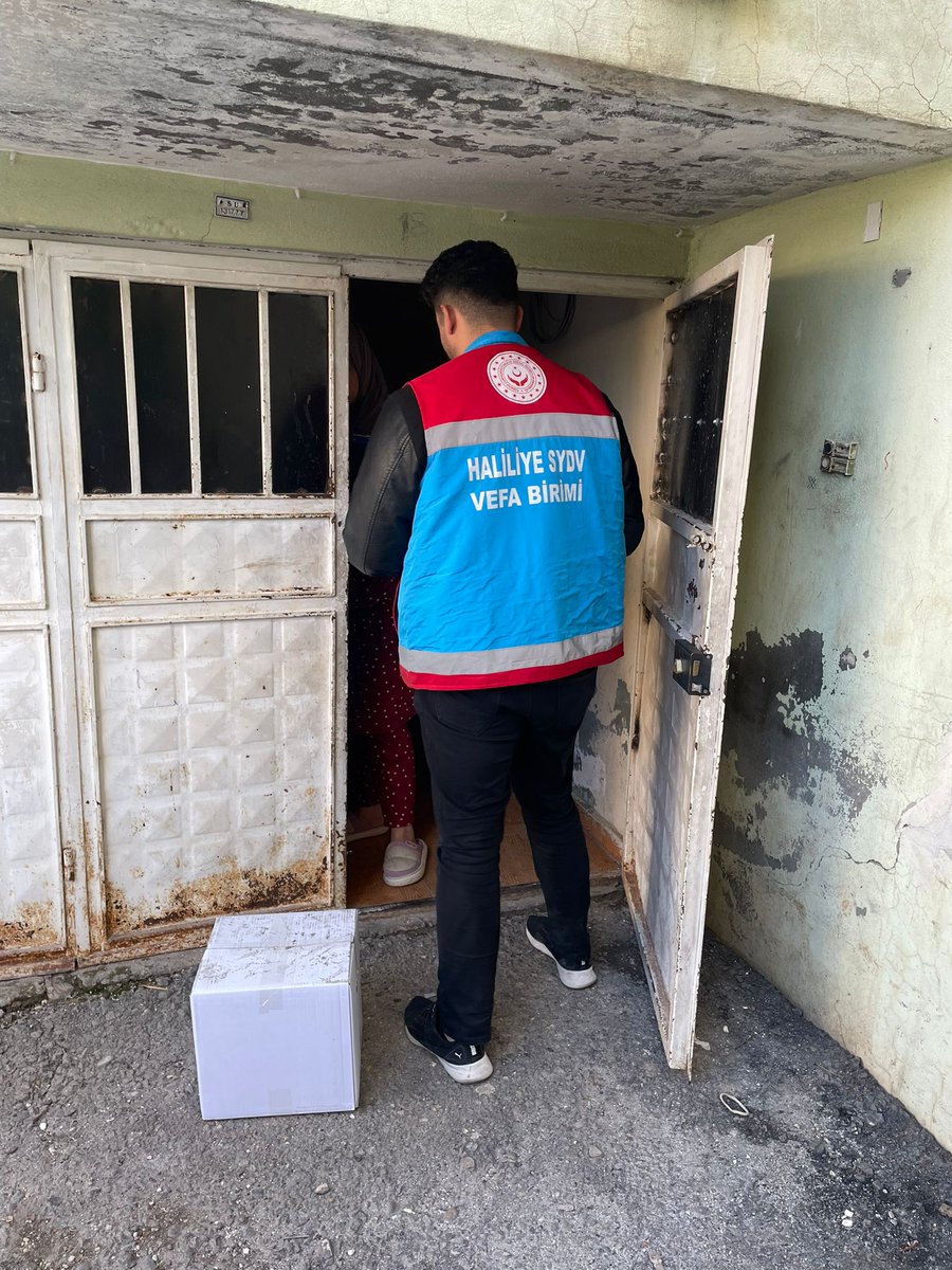 Şanlıurfa Haliliye Kaymakamlığı Sydv. Vefa Birimi olarak gönüllere dokunmaya devam ediyoruz.Şanlıurfa Haliliye ilçesine bağlı Tüm  Mahallelerimizde yaz,kış,hafta içi,hafta sonu demeden,Yaşlı ve dezavantajlı ailelerimize VEFA projesi kapsamda  yardım kolilerimizi ulaştırıyoruz.