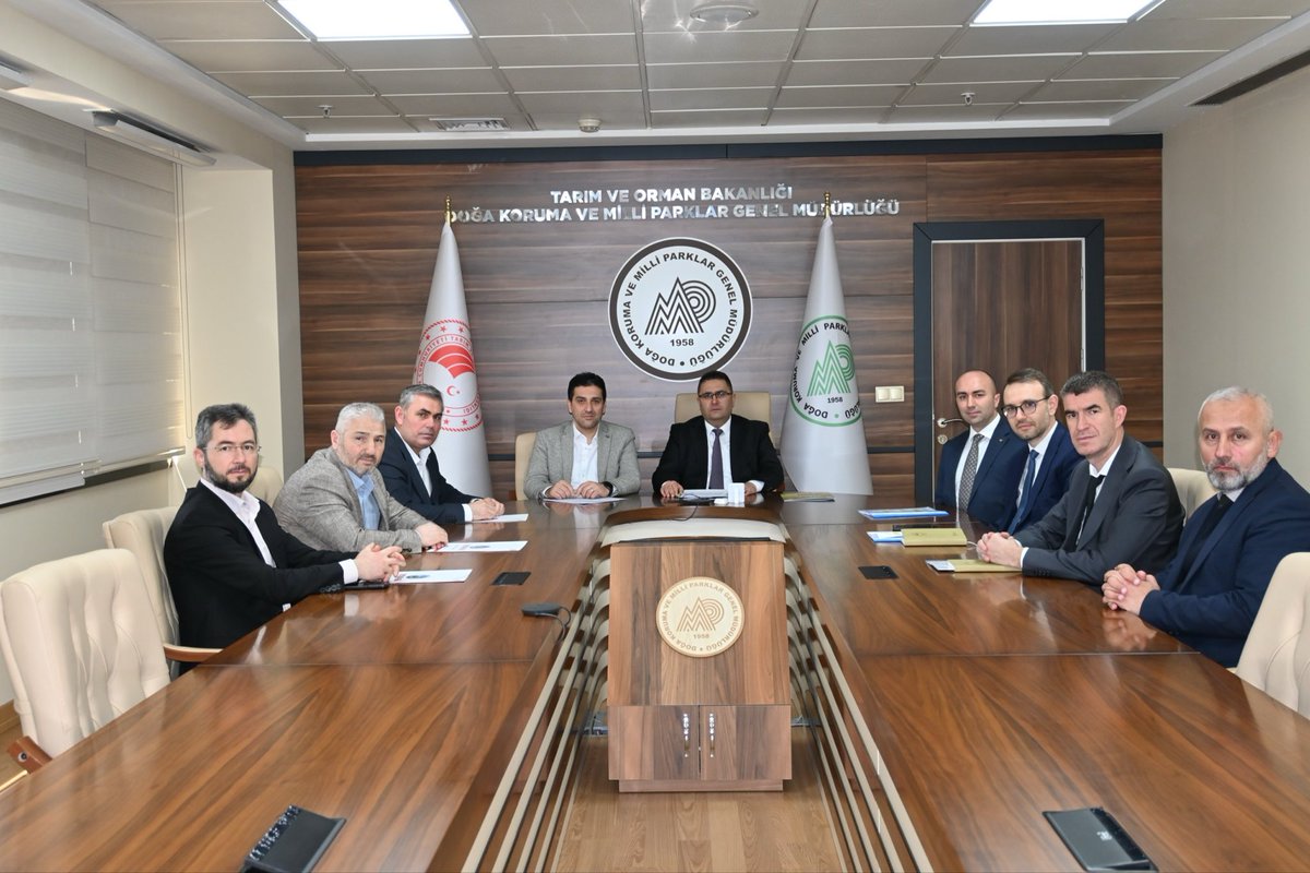 TocBirSenGM's tweet photo. Tarım ve Ormancılık Hizmet Kolu'nun Yetkili Sendikası Toç Bir-Sen olarak; Kamu İşveren Heyeti ile imza altına aldığımız 8. Dönem Toplu Sözleşmesi gereği, 2026 ve 2027 yılları için DKMP Personeline verilecek olan Koruyucu Giyim ve Donanım Malzemelerine ilişkin usul ve esasları belirlemek amacıyla Komisyon marifetiyle yürüttüğümüz Yönerge yazım çalışmaları 04/03/2026 tarihinde yapmış olduğumuz toplantı ile tamamlanmıştır.

Komisyon olarak mutabık kaldığımız Koruyucu Giyim ve Donanım Malzemesi Yönergesi'nin DKMP Genel Müdürü tarafından onayına müteakip; Komisyon tarafından Ürünlere ilişkin Nitelik ve Tavan Fiyat belirleme süreci başlatılacak olup, akabinde dağıtım işlemlerine başlanacaktır. 

Yetkili Sendika olarak Komisyon marifetiyle yürütmüş olduğumuz çalışmalara ilişkin DKMP Personelini bilgilendirmeye devam edeceğiz.

@milliparklar Personeline Hayırlı Olsun.