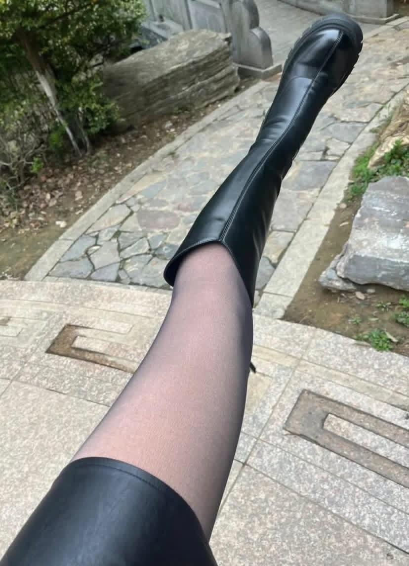 pocket023's tweet photo. 我知道黑丝很顶
所以我每天都要穿 😄 https://t.co/P9Tu5lWlte