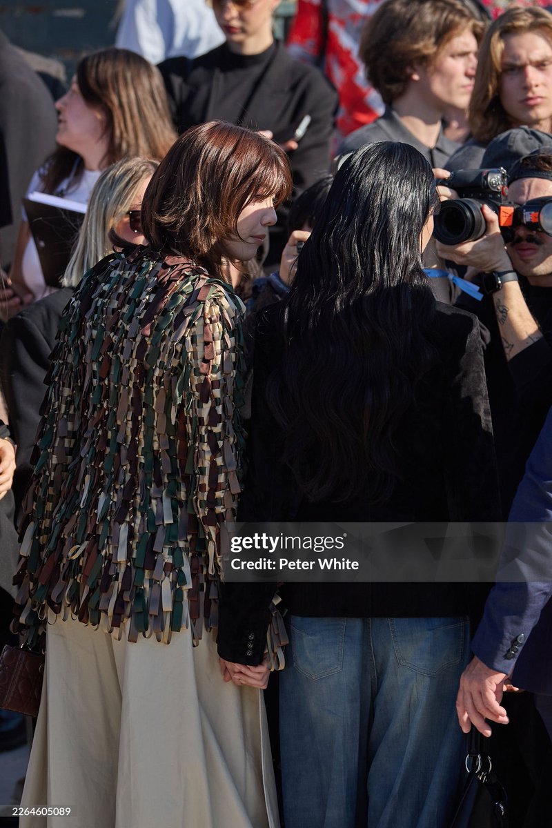 Princessakari's tweet photo. Getty images snapping the girlies holding hands 😆

These Dior brand Ambassadors give me life 😍
 
LINGORM BA DIOR AT PFW26 #LingOrmDiorAW26
#DiorAW26 #PFW https://t.co/Em59OkuQ3w