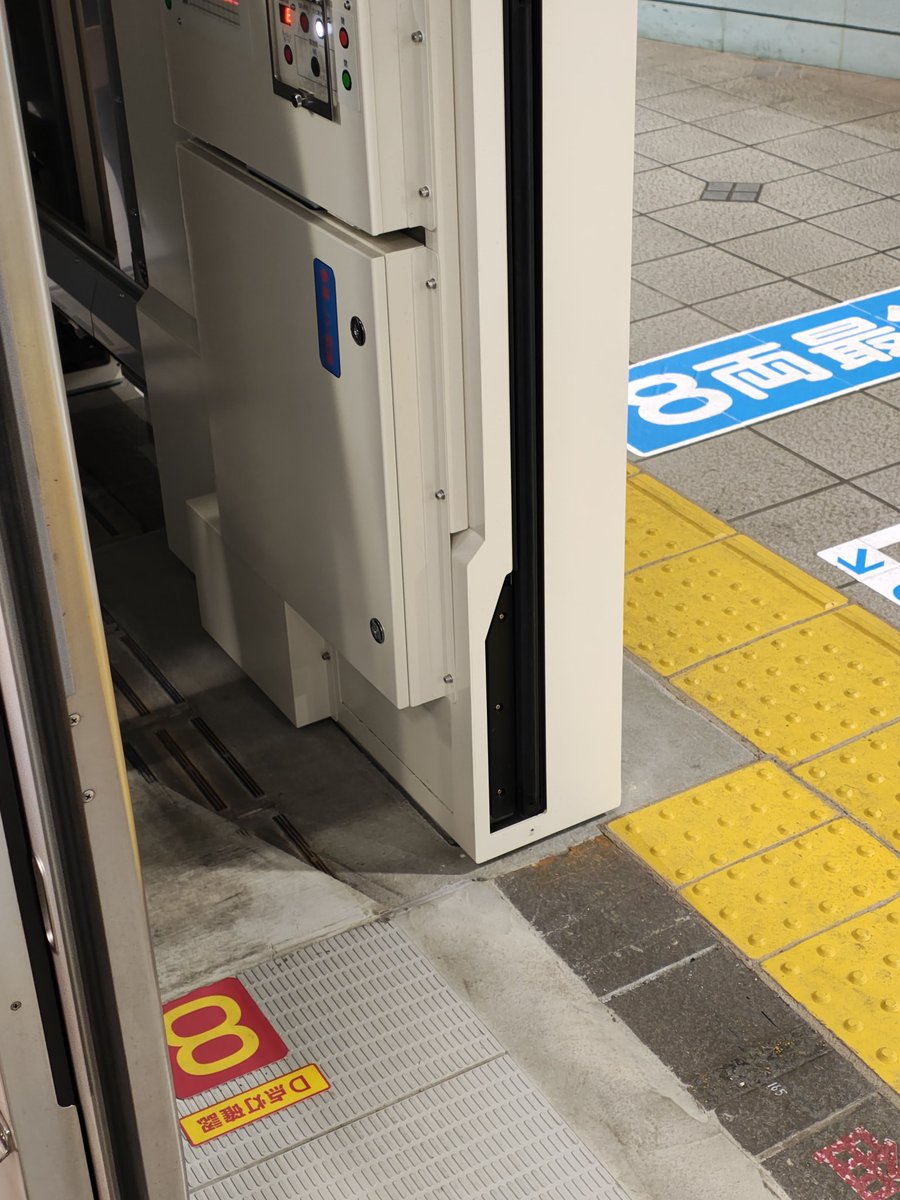 小田急線のホームドア、車掌用操作盤の床面に編成両数と「D点灯確認