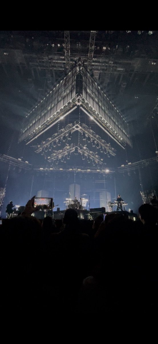 IDLMs28's tweet photo. OneRepublicの来日から1週間。

PLATINUMから見た景色は別格だった。
全員の表情が画面越しじゃなくて直接見えた上に、迫力ある演出を直に受け取ることができて本当に昂ぶった。

あの情景を味わうためにセトリを聴いて、癒され余韻に浸る日々。

4月、ここにNeed Your Loveが入る✍️

#ワンリパ来日 https://t.co/H7zsdf6hxN
