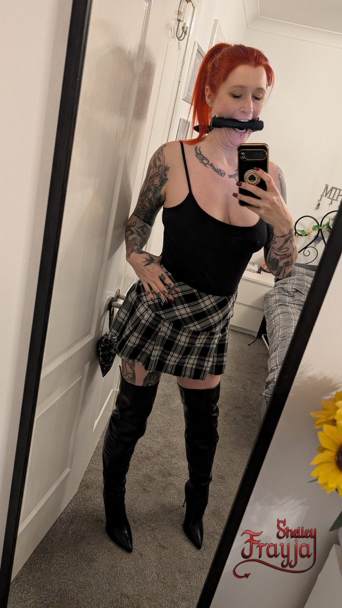 shelley_frayja's tweet photo. This time tomorrow I'll have arrived in Germany ready for a weekend of bondage @BoFeWoMesse with #teamcuffkey
And yes, these boots are packed and ready to go! π https://t.co/mSh0GRb2WS