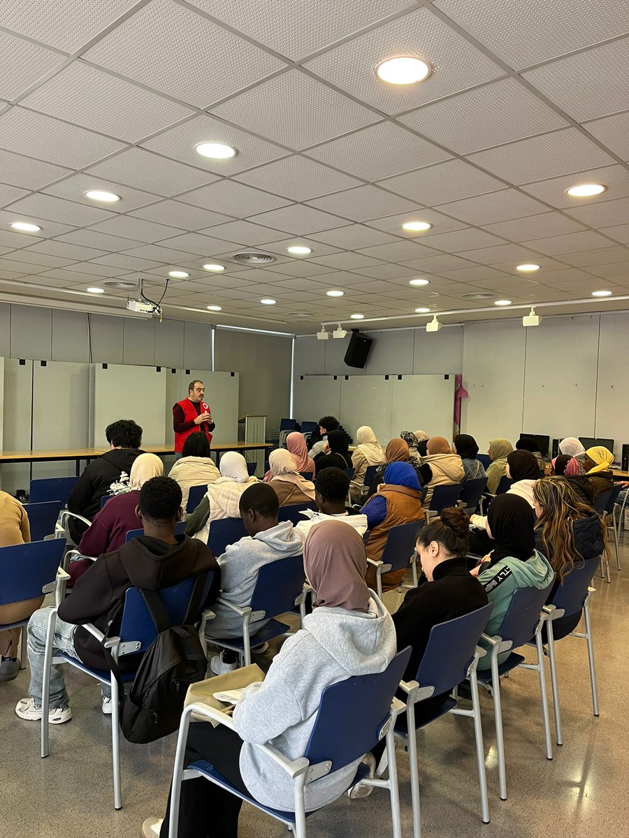 📌Des d'ahir, hem començat a fer les xerrades el padró, la nova reglamentació d’estrangeria i la targeta sanitària Can Noè!

🫂El Santi, coordinador de #CreuRojaMataró, ho explica de la forma més amena perquè sigui accessible per a totes les persones.