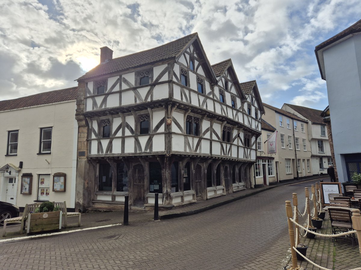 TheHistoryMouse's tweet photo. How about that? In a new spin; a #TwitterSnap through time with a spot of then (from @ianebbage1) and now (from Mouse). It occurs to Mouse that 'Uncertain' is a most curious name for a C13 timber framed building. Perhaps it meant something different then TTM๐ญ https://t.co/tRWE2gWExE