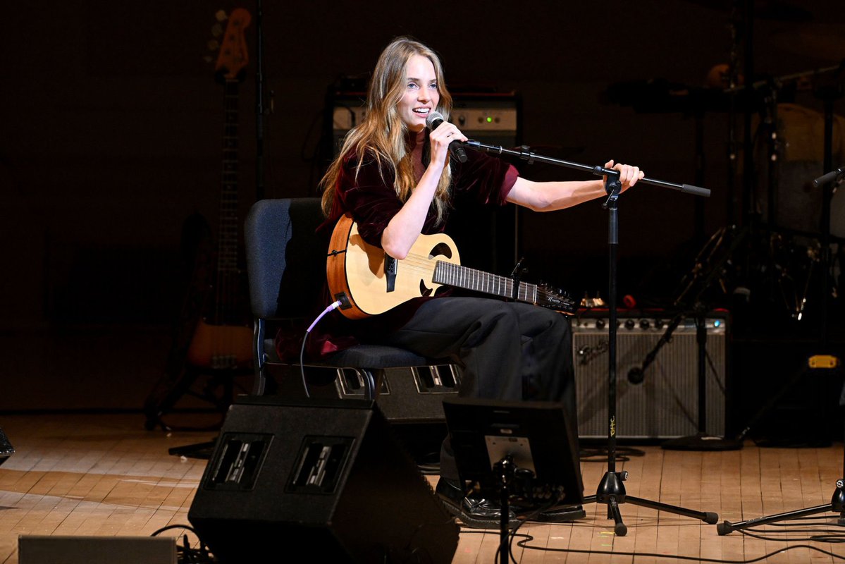 O SORRISO! Maya Hawke nos palcos da 39ª edição do concerto beneficente da Tibet House ontem, 3.