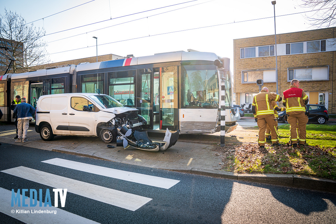 Tram in botsing met busje op de Slinge in Rotterdam