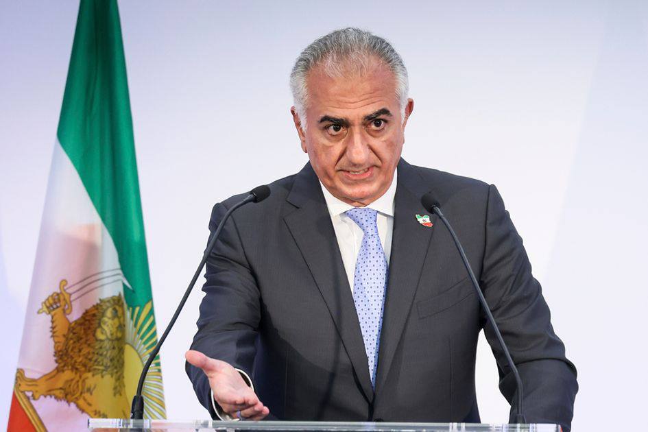 Russian scammers contacted the alleged son of the Iranian Shah — Reza Pahlavi — via video call.

He was convinced that he was speaking not with scammers, but with the leader of the largest faction in the European Parliament, Manfred Weber.

The Shah’s son stated that he was ready