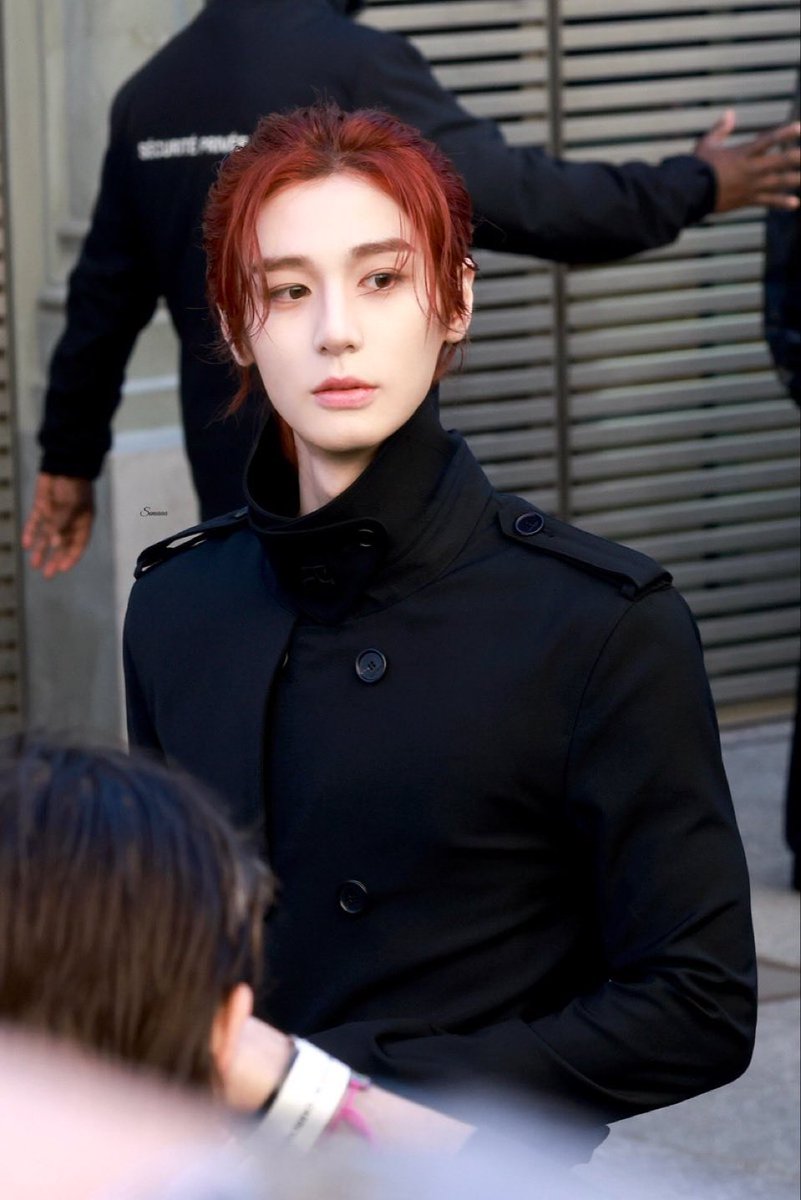 아니 얼굴 진짜 탈인간………..