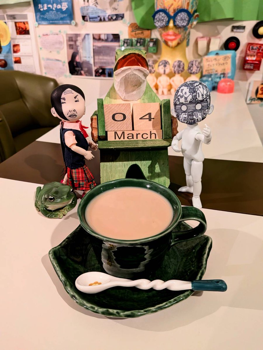 また少し寒くなりましたが、本日も営業しております✨️🐸

深い緑色の器に温かいカフェオーレ🌳🐄

蛙沼に浸かりながらお待ちしております♨️🐸

#喫茶蛙や木琴 #蛙や木琴特撮部 #神戸市