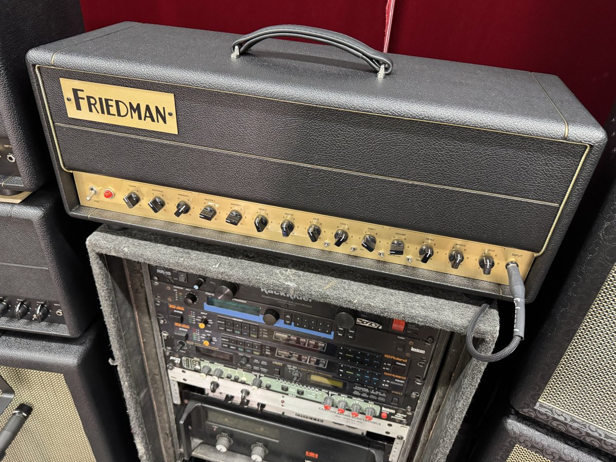 スタッフY.Tです。
本日は弊社ショールームにてYoutube動画の撮影を行なっておりました。
動画をご覧いただく皆様に製品の魅力が伝わればと思っております。
公開をお楽しみに！

<a href="/Zanshin_Records/">斬新れこーず</a> 

#WamplerPedals
#RJM
#Friedman