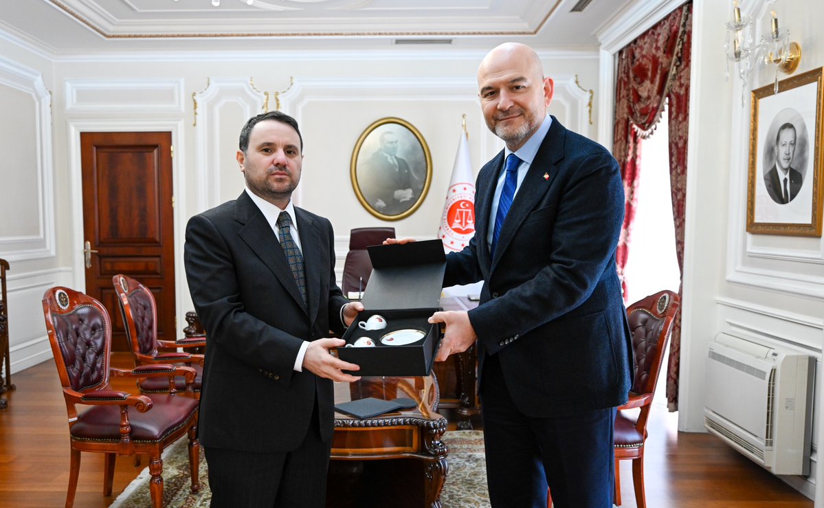 TBMM İçişleri Komisyonu Başkanı ve AK Parti İstanbul Milletvekili Sayın Süleyman Soylu’yu Bakanlığımızda ağırladık.

İçişleri Bakanlığı başta olmak üzere üstlendiği tüm görevlerde ülkemiz ve milletimiz adına başarılı çalışmalara imza atan Sayın Soylu’ya nazik ziyareti ve samimi