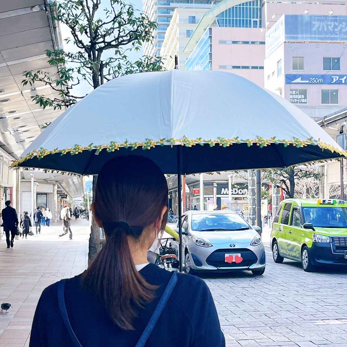 ぐるりとふちどるレースのお花が 持つ人の表情を豊かにしてくれます