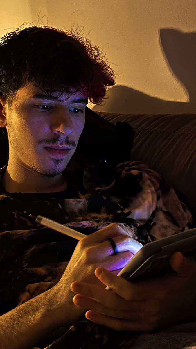 o moço da cordinha no óculos tweet media