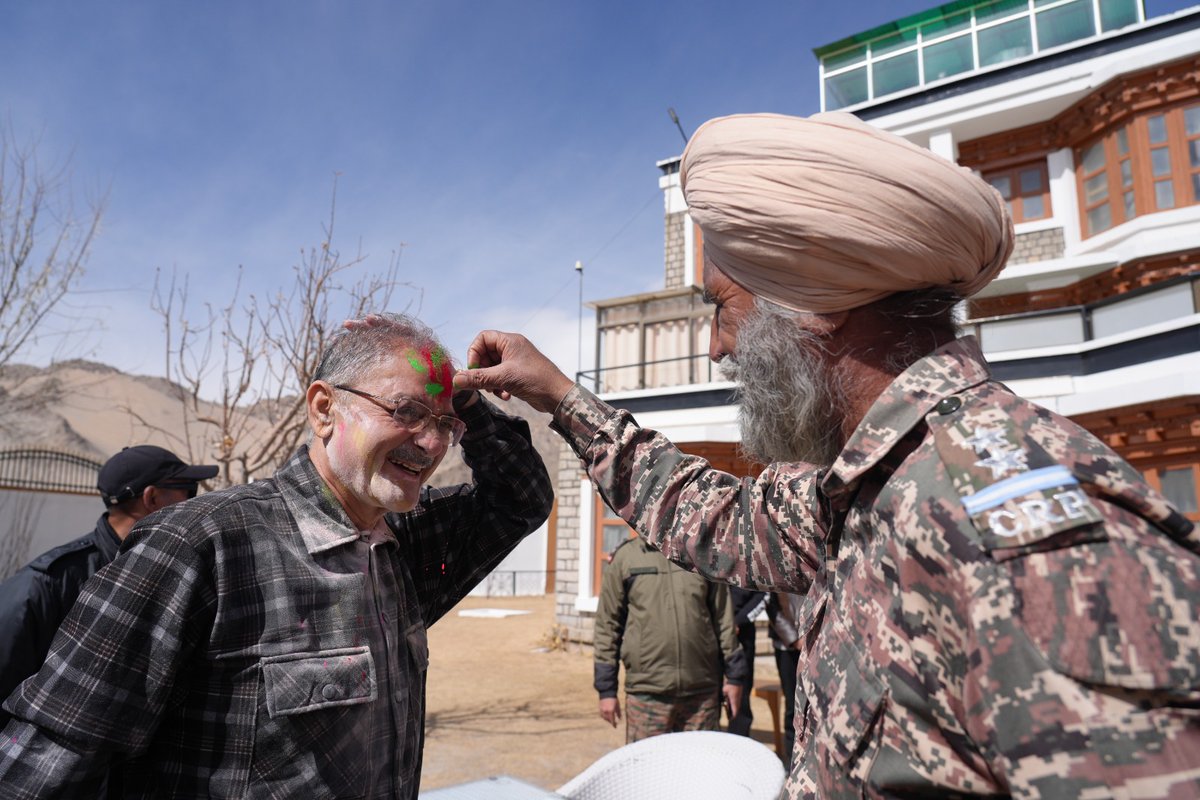lg_ladakh's tweet photo. Lt Governor Shri @KavinderGupta celebrated the joyous festival of #Holi with the officials and staff of Lok Niwas and the LG Secretariat. The celebration reflected the spirit of unity, harmony and togetherness, strengthening the bond of teamwork and shared commitment to serve the people of #Ladakh.
#HoliCelebrations

@DIPR_Ladakh 
@dio_leh 
@DIPR_Kargil 
@ddnewsladakh