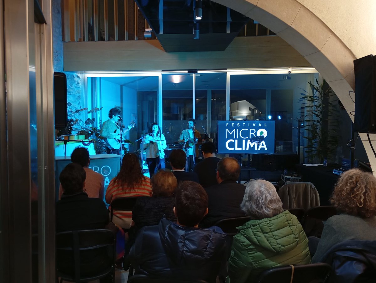 ajcamprodon's tweet photo. Aquest dimarts es va presentar el Festival Microclima amb actuacions de Celobert, Kris Tena i Lluki Valverde. 🎶

El festival tornarà del 31 de juliol al 3 d’agost amb més artistes i recinte ampliat. Hi actuaran, entre d’altres, Els Pets o Els Amics de les Arts. 🎤🌿 https://t.co/cxEravyl1v