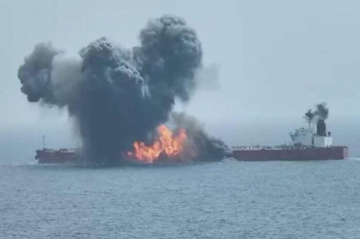 futurepost_in's tweet photo. 🚨 BREAKING:

Over 10 oil tankers reportedly hit after ignoring Iran’s warning declaring the Strait of Hormuz a “war zone.”

Mehr News cites a senior IRGC Navy official as tensions escalate in the Gulf.

#Iran #StraitOfHormuz #MiddleEast #BreakingNews https://t.co/k2s2lIUiY3