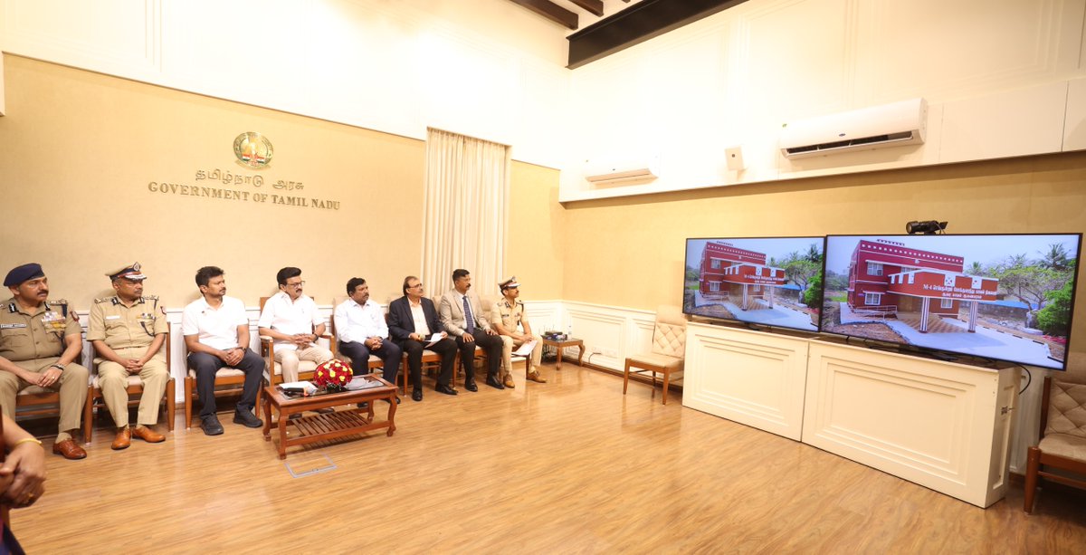 Udhaystalin's tweet photo. மாண்புமிகு முதலமைச்சர் @mkstalin அவர்கள், தலைமைச் செயலகத்தில் காவல் துறை சார்பில் 75 கோடியே 80 இலட்சத்து 17 ஆயிரம் ரூபாய் செலவில் கட்டப்பட்டுள்ள 200 காவலர் குடியிருப்புகள், 2 காவல் நி���ையங்கள், 8 காவல்துறை இதர கட்டடங்கள், ரூ.15 கோடி செலவில் 22 காவல் பயிற்சி மையங்களில் அமைக்கப்பட்டுள்ள திறன்மிகு வகுப்பறைகளை ��ிறந்துவைத்து,

தமிழ்நாடு வீட்டு வசதி வாரியத்தின் மூலம் கட்டப்பட்டு சென்னை - சோழிங்கநல்லூர், அம்பத்தூர் மற்றும் மகாகவி பாரதியார் நகர் ஆகிய இடங்களிலுள்ள 2,138 அடுக்குமாடி குடியிருப்புகளை காவலர்களுக்கு வாடகை குடியிருப்பிற்கான ஒதுக்கீட்டு ஆணைகளை வழங்கிய நிகழ்வில் நாம் கலந்து கொண்டோம்.

@tnpoliceoffl  @Chief_Secy_TN
