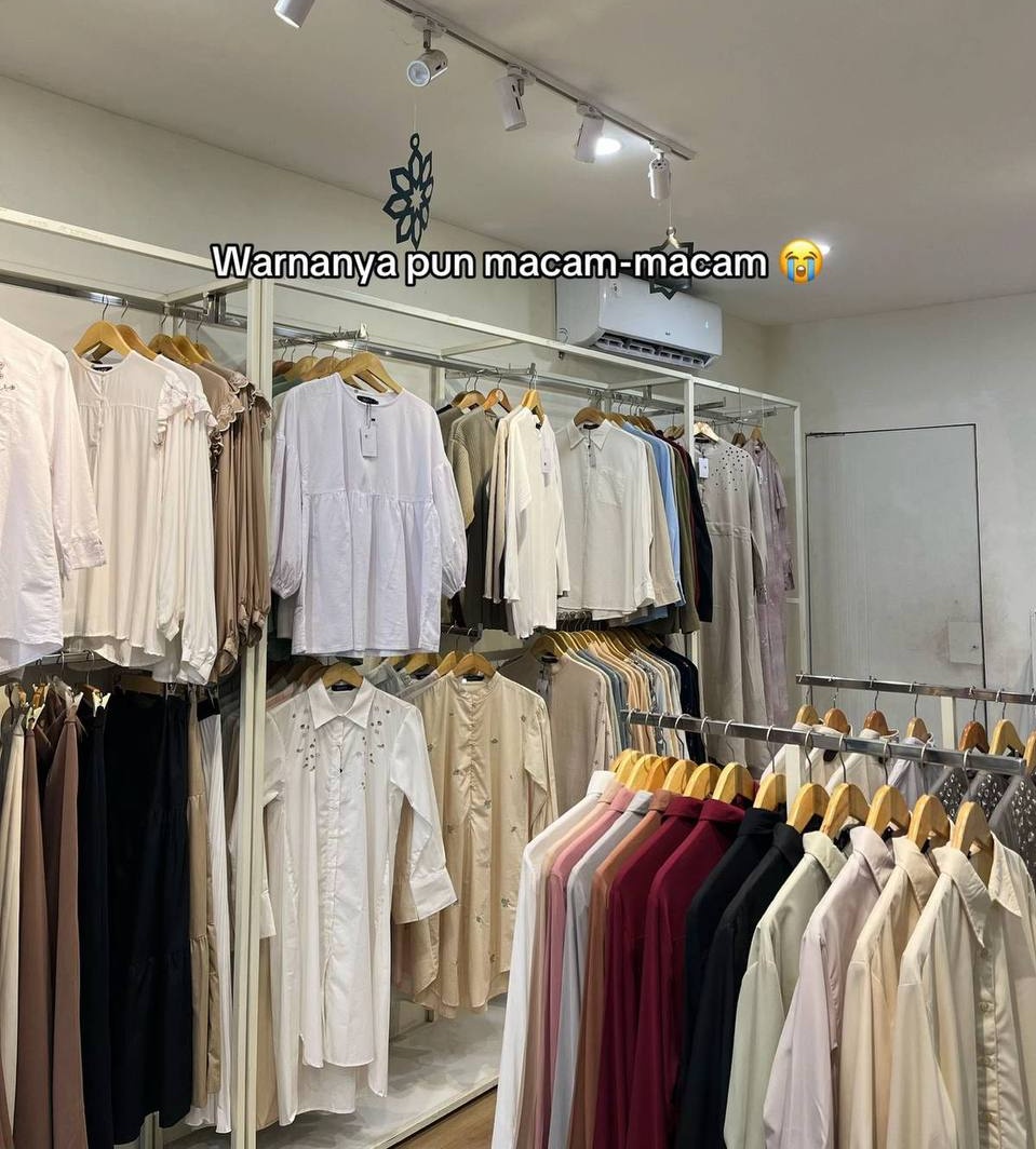 Siapa yang masih bingung baju lebaran, karena ngerasa baju lebaran tahun ini modelnya sama dengan bahan yang panas dan harga yang setinggi langit😢

Tenang, aku nemu brand yang koleksi bajunya masih affordable dengan bahan adem, ada offline storenya juga di beberapa kota‼️