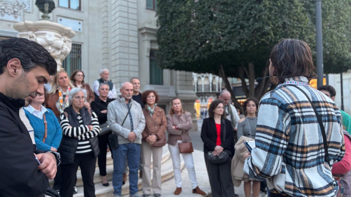 CastillejaCta's tweet photo. 🌜El viernes 55 vecinos y vecinas disfrutaron de la Sevilla Misteriosa conociendo leyendas e historias de algunos de los  rincones con más encanto de la capital. ¡fue una noche estupenda!
#Turismo #TurismoSev #Visitas https://t.co/ECLYK60K4P