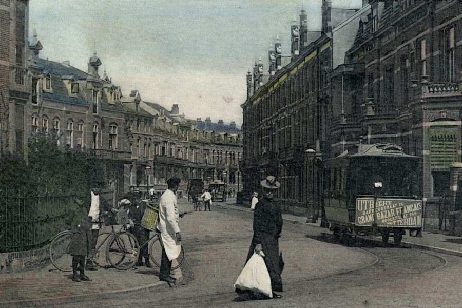 De UTM reed tussen Rhijnspoorstation en Willem Barentszstraat. (hier vanuit Biltstraat in 1907). De paardentram was geliefd. De koetsier stopte op verzoek en wachtte geduldig. De tramwagens waren klein. Er werd niet gepraat, maar gefluisterd. Met reclame voor Grand Bazar Français