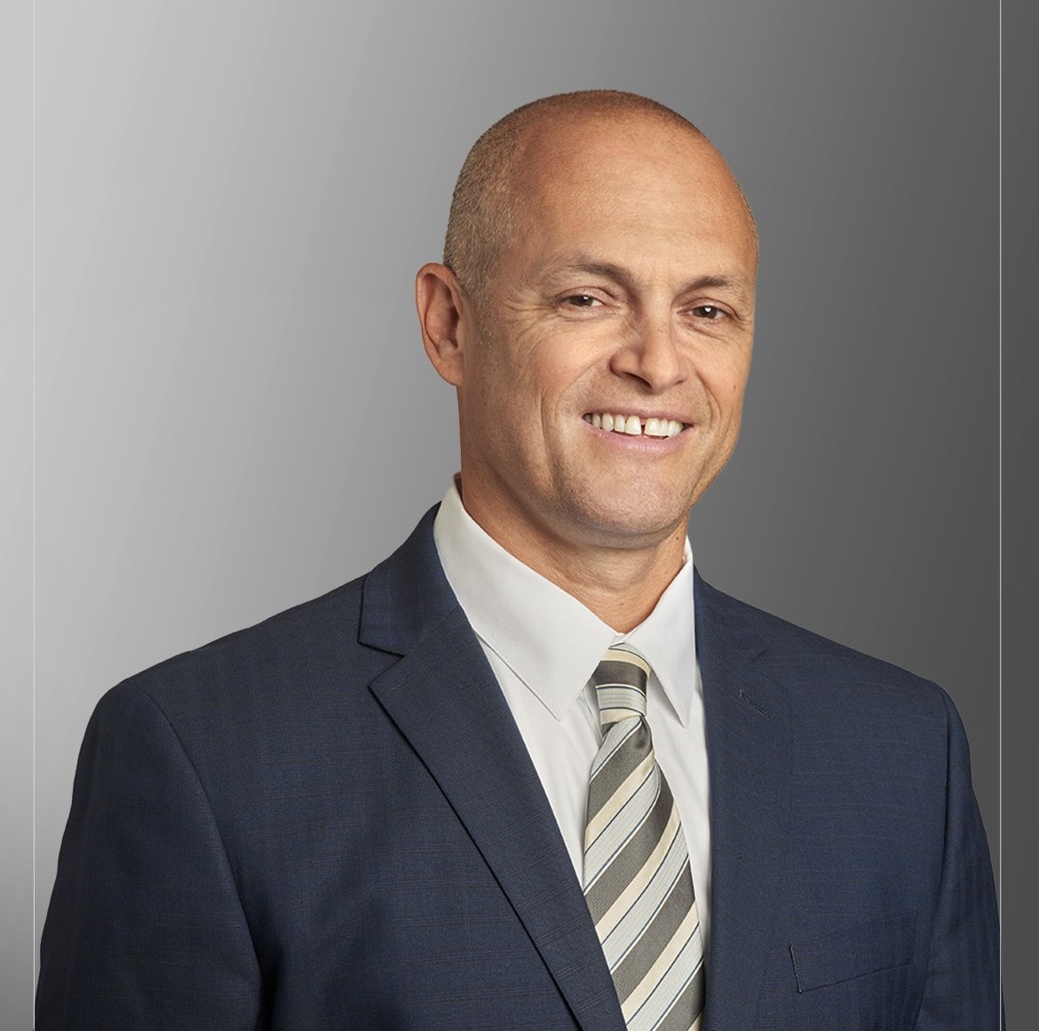 read_crew's tweet photo. This is Damon Seligson who is the lead attorney of Karen Read's legal team in her Civil Defamation case.  Damon was born in Johannesburg, South Africa & is a litigation expert having represented clients in both State & Federal Courts. 

He was recruited into Karen's team by his longtime connection to David Yannetti.  According to Seligson, Read’s civil team is operating on the same basic theory as in her criminal case: “We claim there was no collision, and then [O’Keefe] went inside and something sinister happened to him".

Judge Mark Gildea has scheduled the next hearing in Karen's case for this Friday March 6th 2026 at 9am (ET).