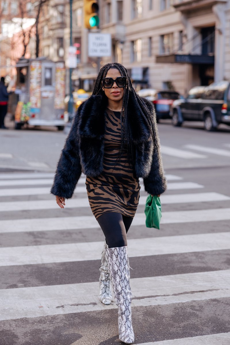 IAmShakiaStyle's tweet image. Winter street style moment.

A black coat paired with animal prints, snakeskin boots, and a pop of Kelly green for a bold yet polished winter look.

Read the full post: shakiastylediary.com/how-to-style-a…

#StreetStyle #WinterStyle
